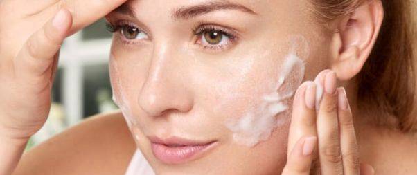 Moisturize your skin to avoid skin purging